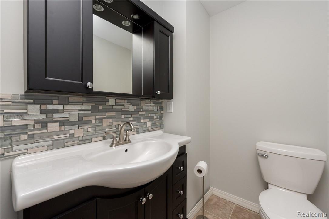 16017 Cavanaugh Lake Road Chelsea, MI 48118 - Photo 18 of 27 Stunning half bath