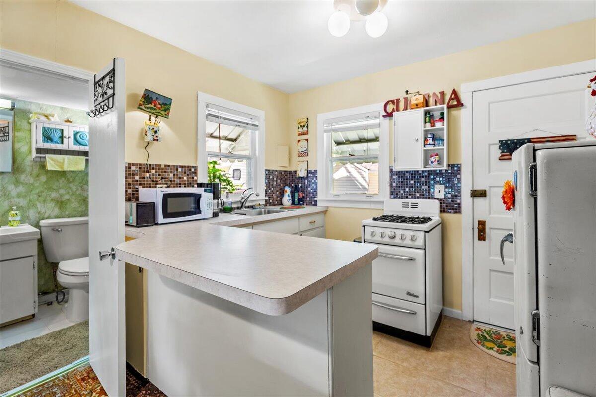 W1044 Anemone Road Bloomfield, WI 53128 - Photo 2 of 16 02-DSC06078-HDR
