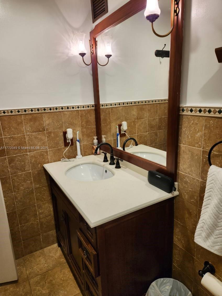 5825 Collins Avenue, Unit 5D Miami Beach, FL 33140 - Photo 11 of 33