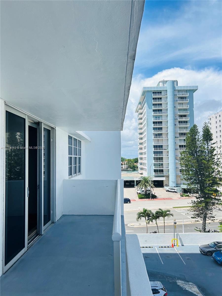 5825 Collins Avenue, Unit 5D Miami Beach, FL 33140 - Photo 32 of 33