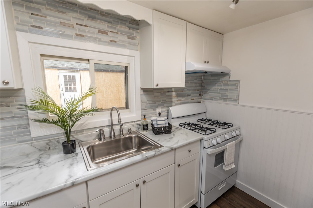 338 Fairfax Road Vermilion, OH 44089 - Photo 8 of 24 New appliances!