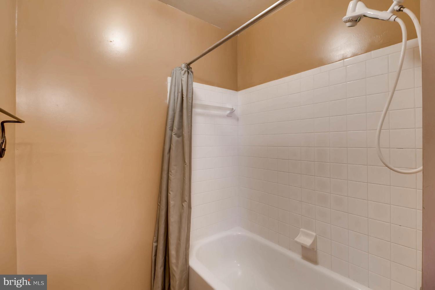 4414 Cole Farm Road Baltimore, MD 21236 - Photo 20 of 30 a bathroom with a bathtub