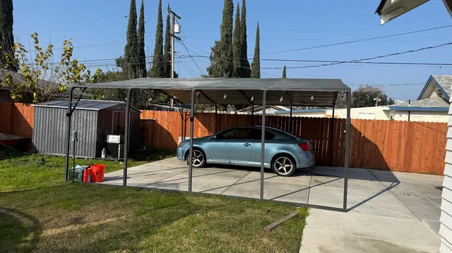 a view of a house with backyard