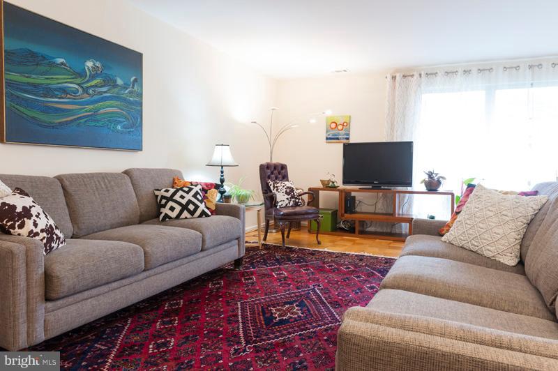 112 Cross Keys Road, Unit R112C Baltimore, MD 21210 - Photo 2 of 36 Living Room (19'x11')
