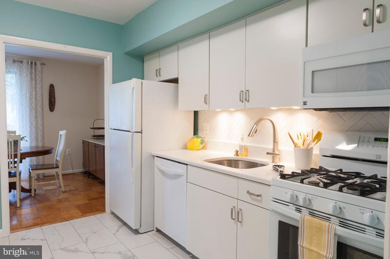 112 Cross Keys Road, Unit R112C Baltimore, MD 21210 - Photo 12 of 36 Kitchen 5 Burners Gas Range & Oven/Convection