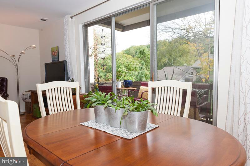 112 Cross Keys Road, Unit R112C Baltimore, MD 21210 - Photo 22 of 36 Dining Room w/Sliders to Balcony