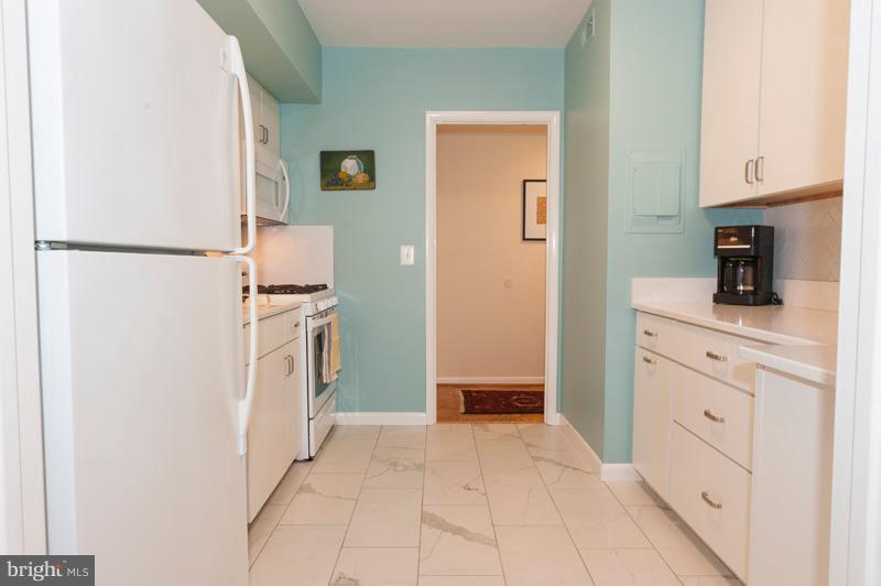 112 Cross Keys Road, Unit R112C Baltimore, MD 21210 - Photo 4 of 36 Kitchen flows to Foyer