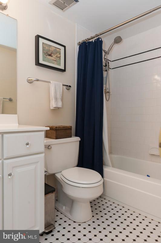 112 Cross Keys Road, Unit R112C Baltimore, MD 21210 - Photo 33 of 36 Bathroom w/Tile Floor & Tub/Shower