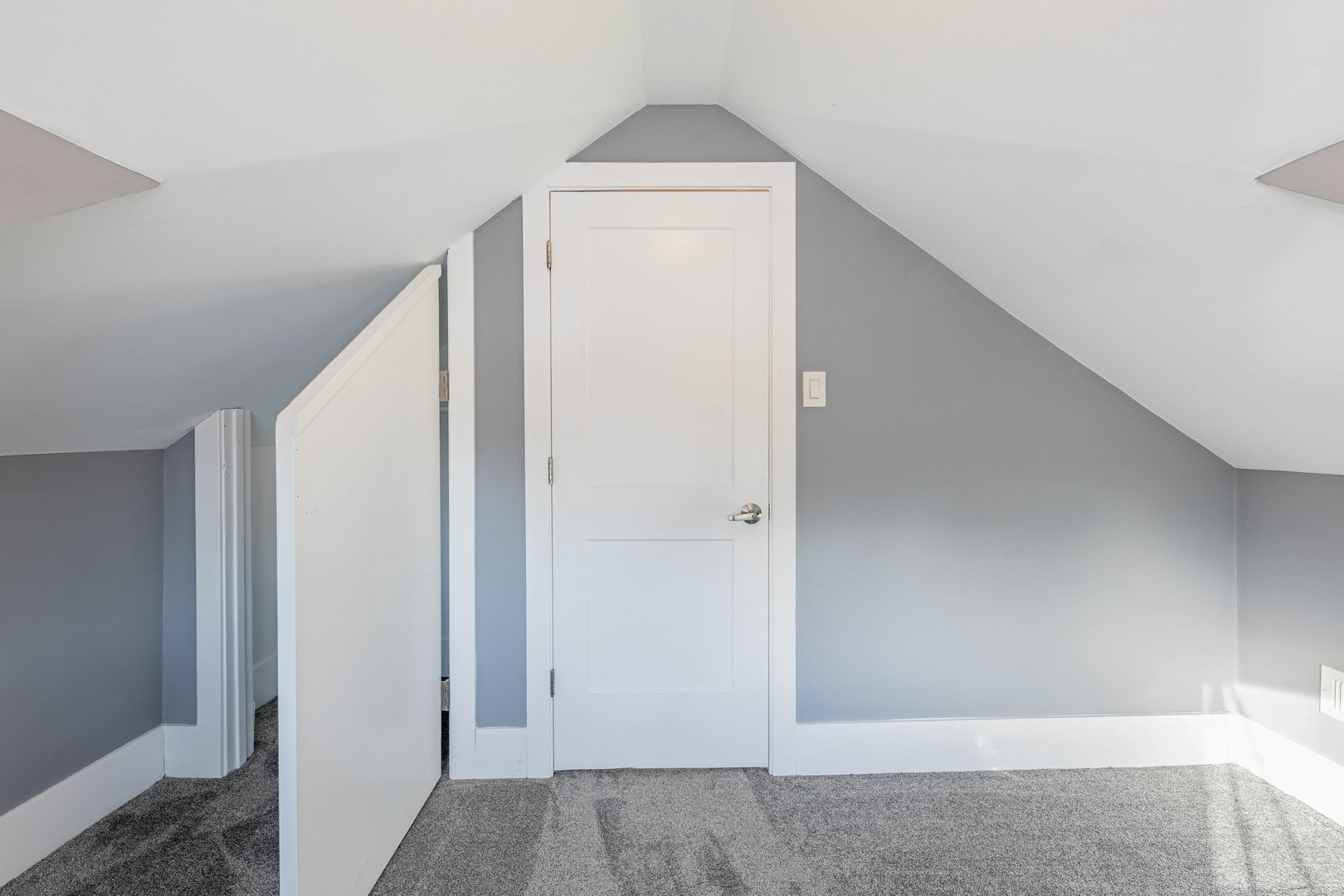 2038 East 73rd Street Chicago, IL 60649 - Photo 15 of 28 a view of an entryway