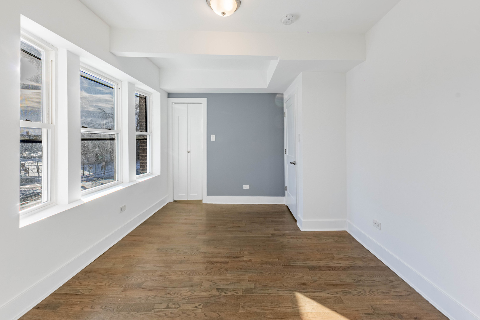 2038 East 73rd Street Chicago, IL 60649 - Photo 24 of 28 an empty room with windows