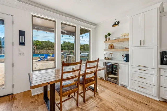 a view of a livingroom with furniture