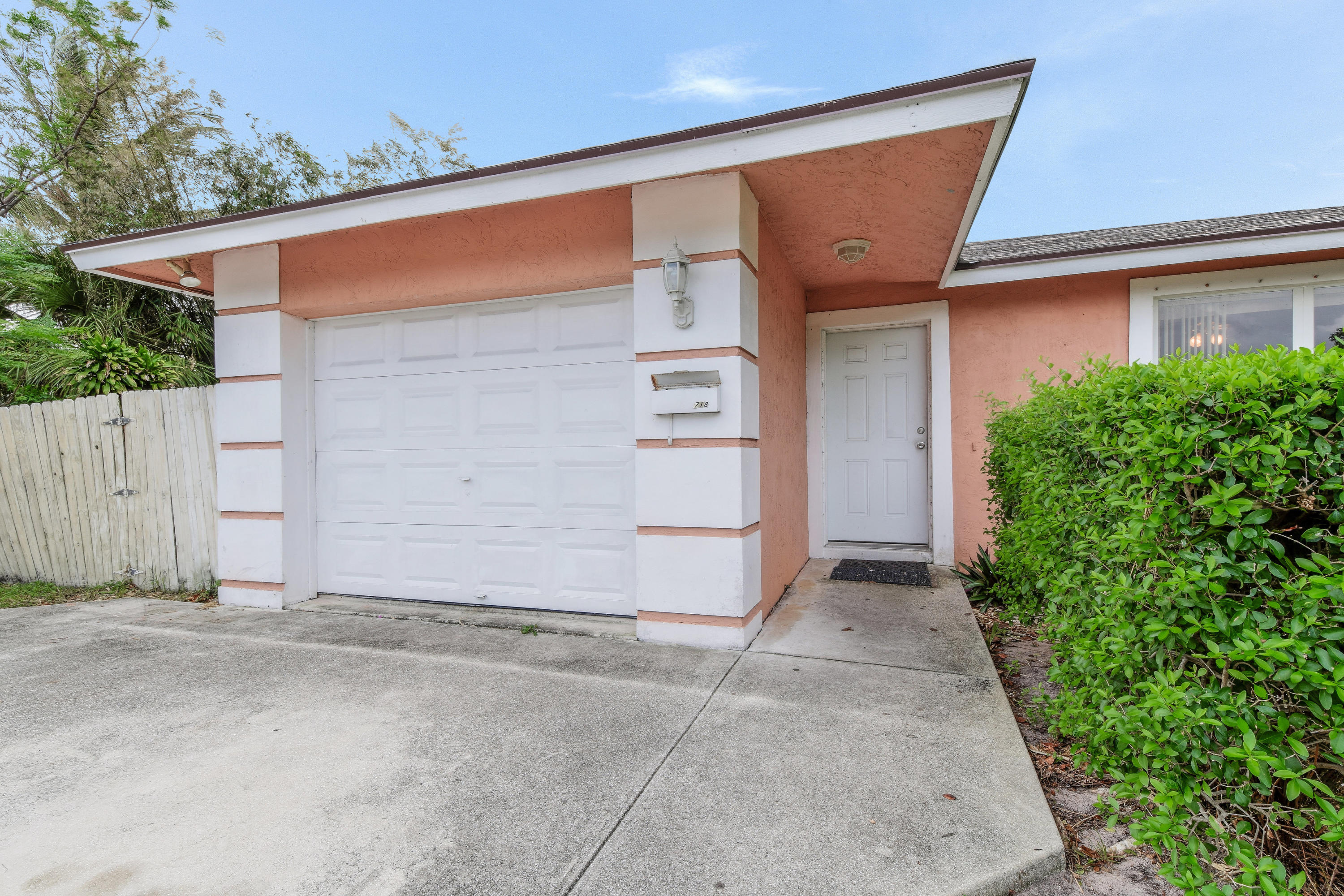 718 Franklin Road West Palm Beach, FL 33405 - Photo 1 of 17 front of home