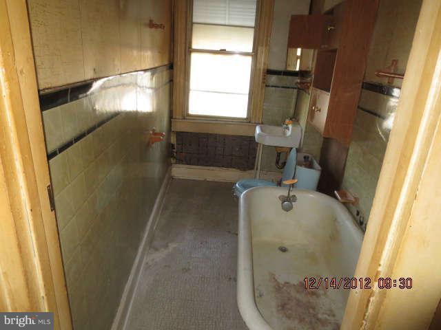 405 Old North Point Road Baltimore, MD 21224 - Photo 8 of 9 Bath