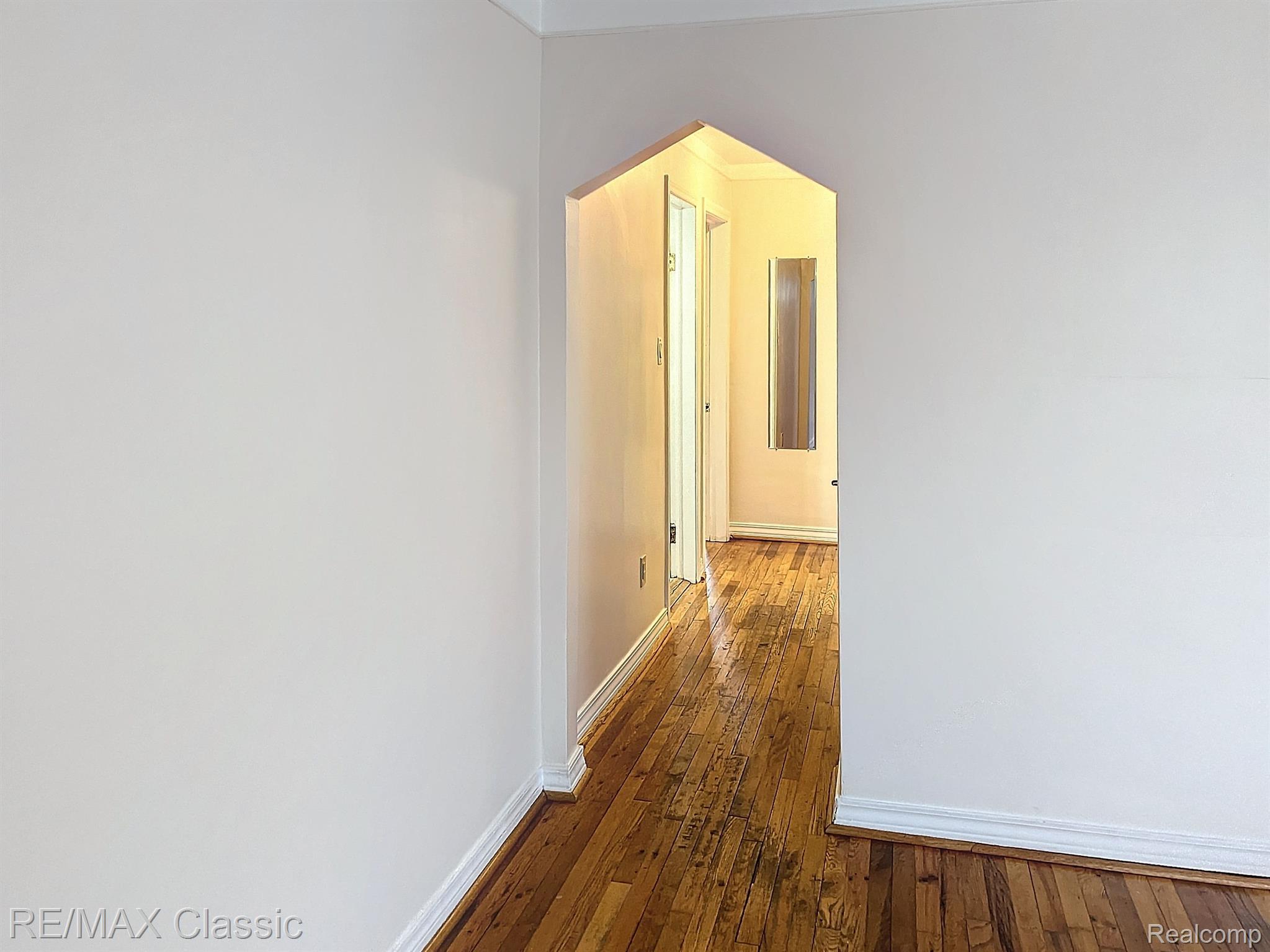 20129 Rensellor Street Livonia, MI 48152 - Photo 11 of 26 Nice hallway entrance