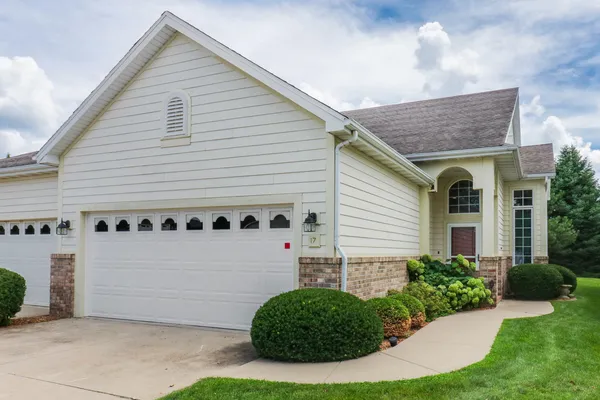 $249,900 | 17 Grape Vine Lane, Bloomington, IL 61704