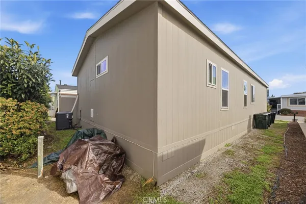 a view of a house with backyard