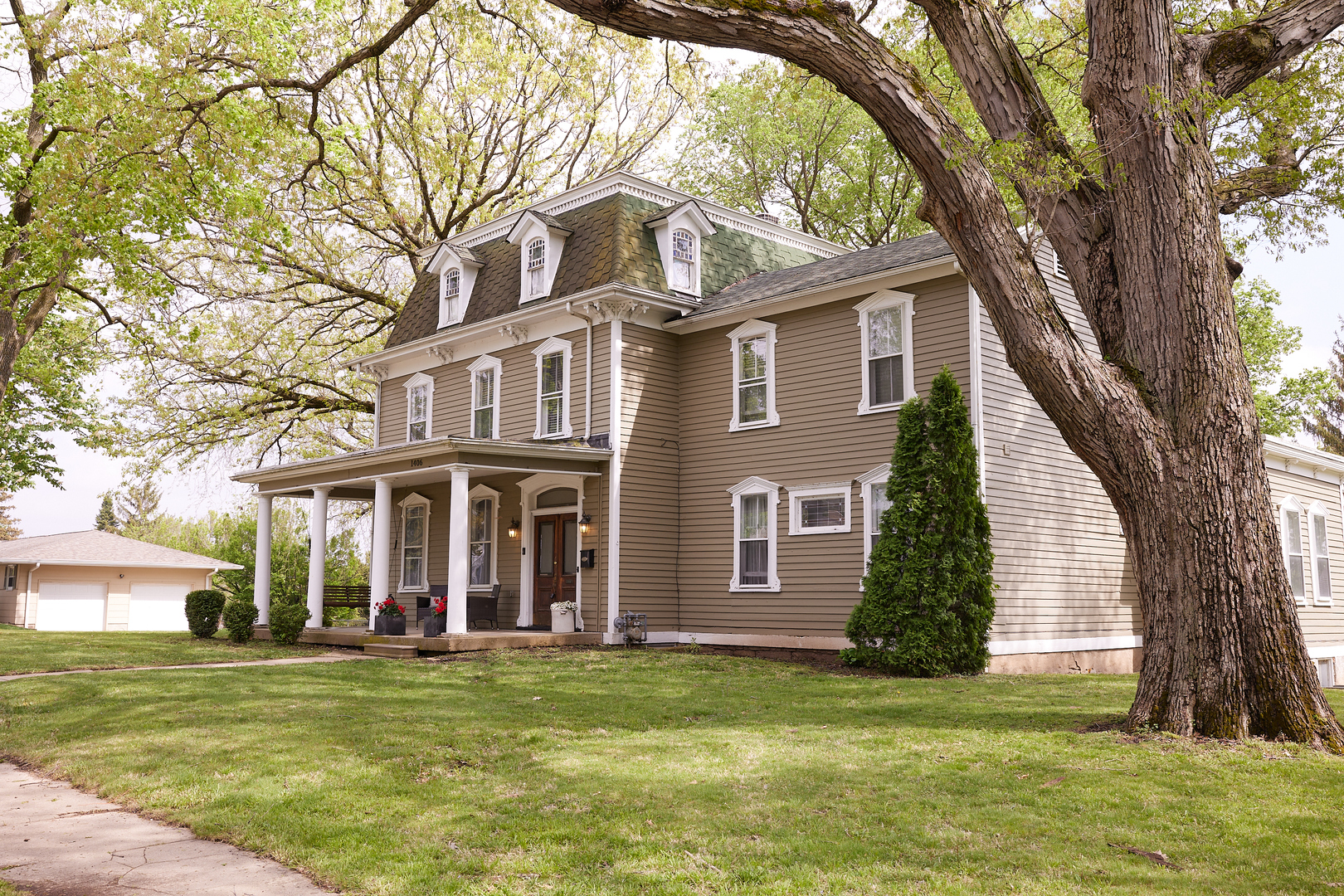 1406 Bluff Street Peru, IL 61354 - Photo 4 of 57 a front view of a house with a garden