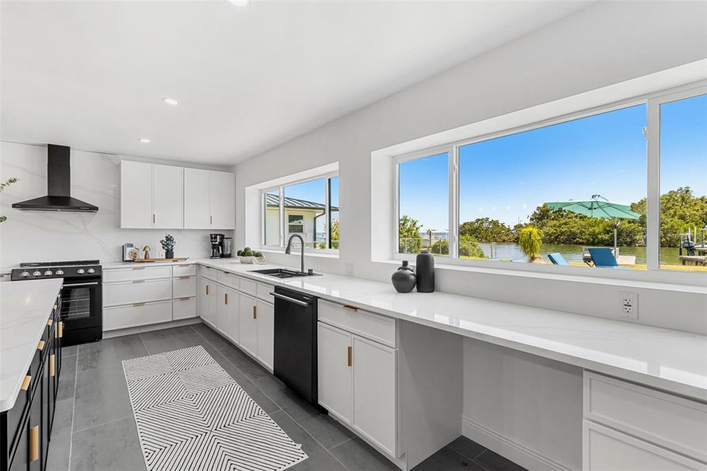 380 Colony Point Road South St. Petersburg, FL 33705 - Photo 9 of 60