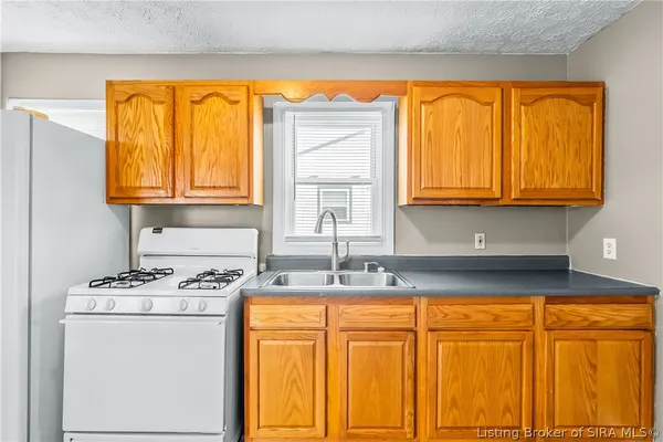 $196,900 | 1327 East 8th Street, Jeffersonville, IN 47130
