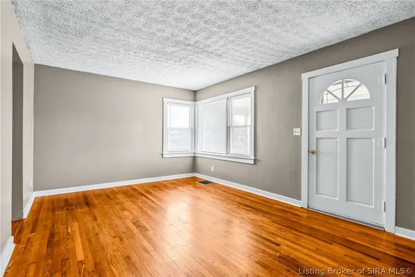 $196,900 | 1327 East 8th Street, Jeffersonville, IN 47130