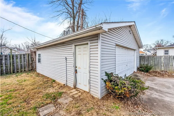 $196,900 | 1327 East 8th Street, Jeffersonville, IN 47130