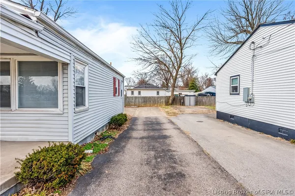 $196,900 | 1327 East 8th Street, Jeffersonville, IN 47130
