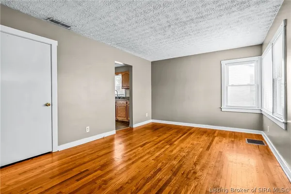 $196,900 | 1327 East 8th Street, Jeffersonville, IN 47130