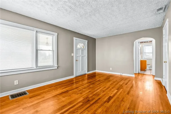 $196,900 | 1327 East 8th Street, Jeffersonville, IN 47130