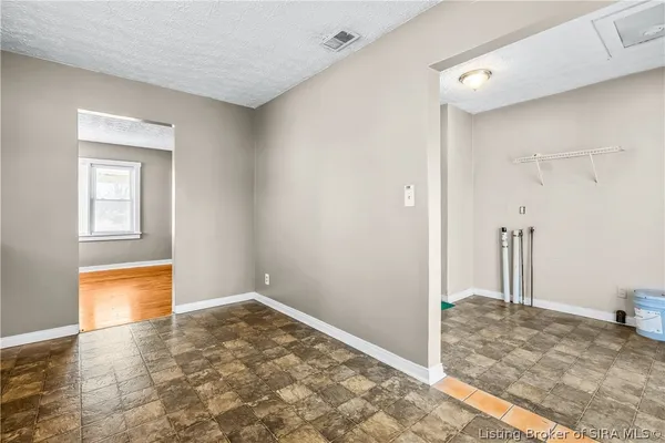 $196,900 | 1327 East 8th Street, Jeffersonville, IN 47130