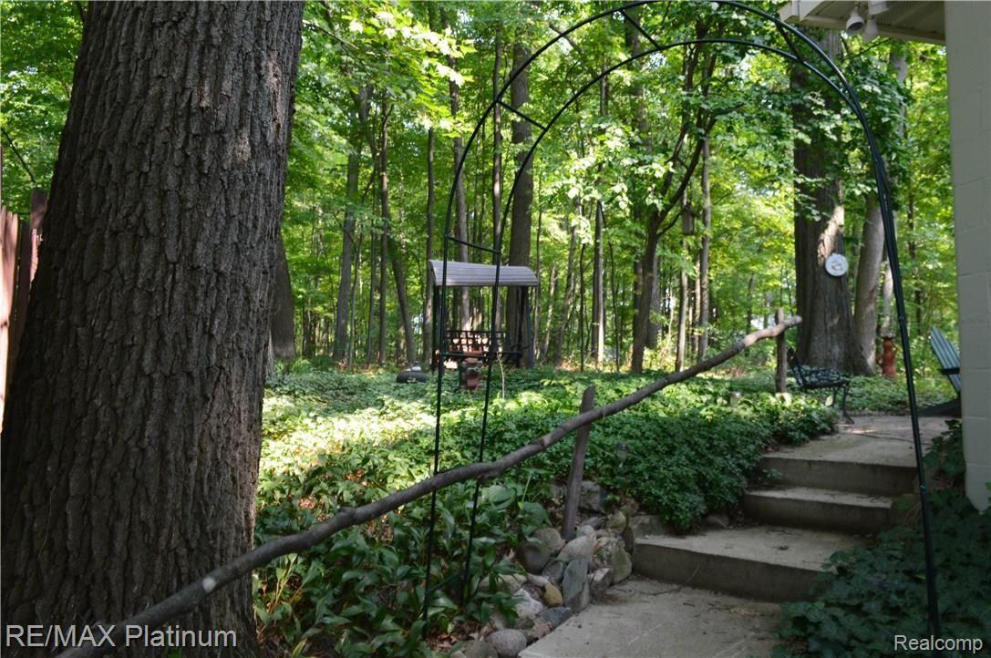 1520 Triangle Lake Road Howell, MI 48843 - Photo 6 of 15 Steps to entry