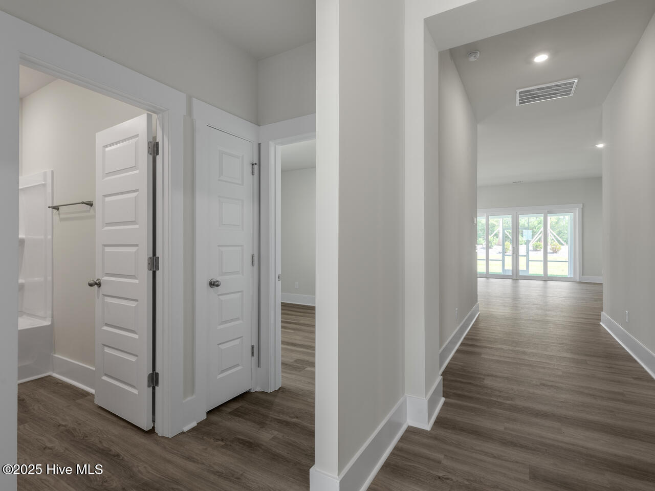 114 Edgewater Way Surf City, NC 28445 - Photo 11 of 28 TulipPoplar21102foyDRHL33A7140-004-011-1