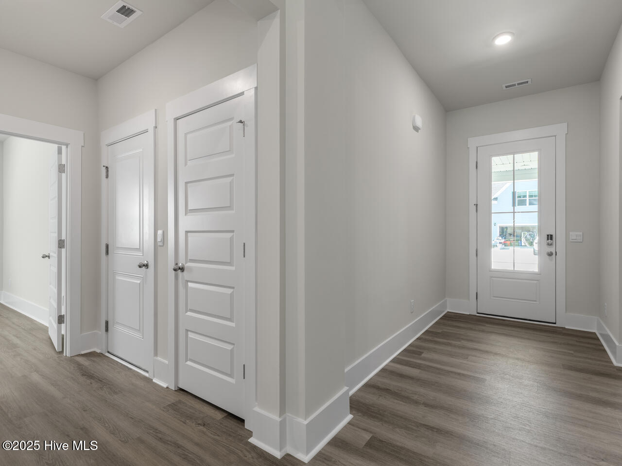 114 Edgewater Way Surf City, NC 28445 - Photo 9 of 28 TulipPoplar21102foyDRHL33A7110-002-010-1