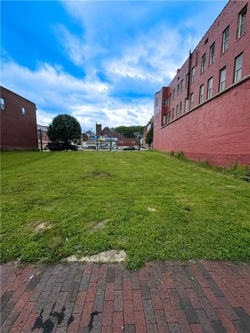 a view of a back yard