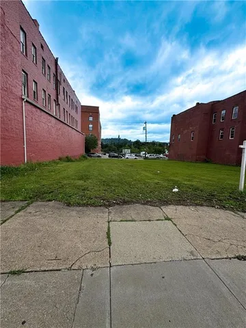 a view of a back yard