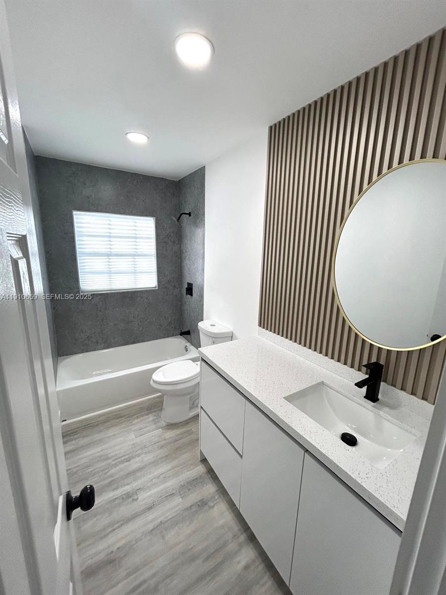 14211 Southwest 286th Street Homestead, FL 33033 - Photo 20 of 38 a bathroom with a sink a toilet and a bathtub