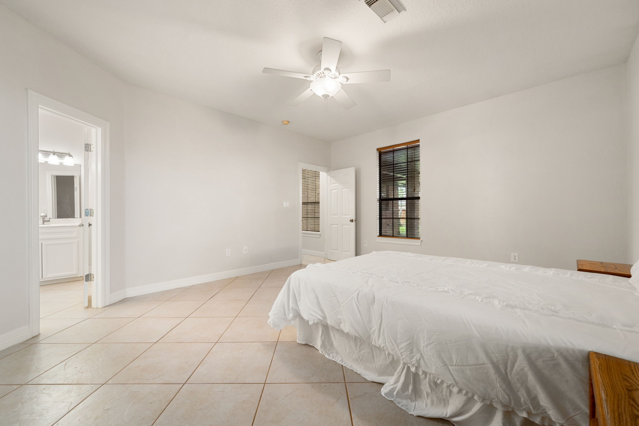 208 Tracy Street Angleton, TX 77515 - Photo 17 of 48