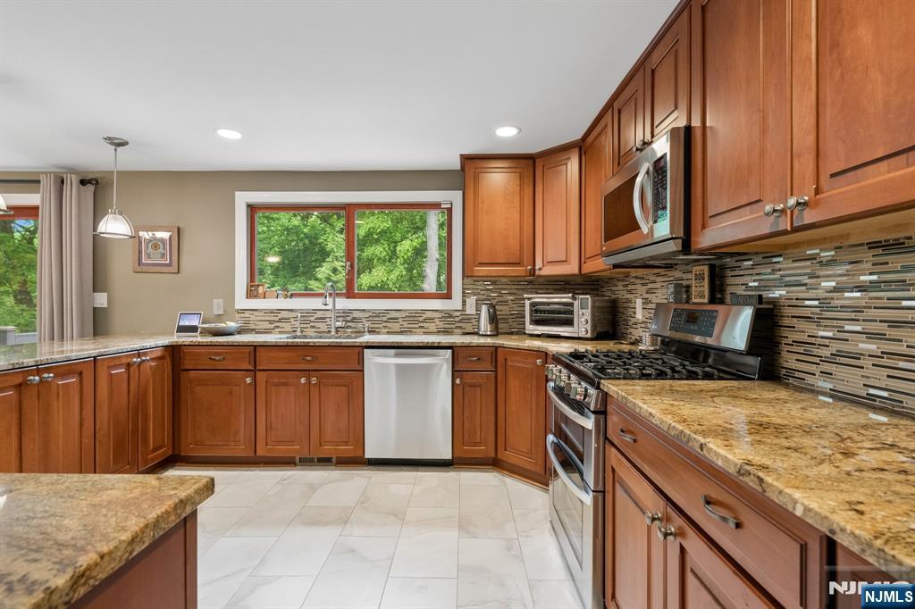 60 Edgemere Road Livingston, NJ 07039 - Photo 11 of 46
