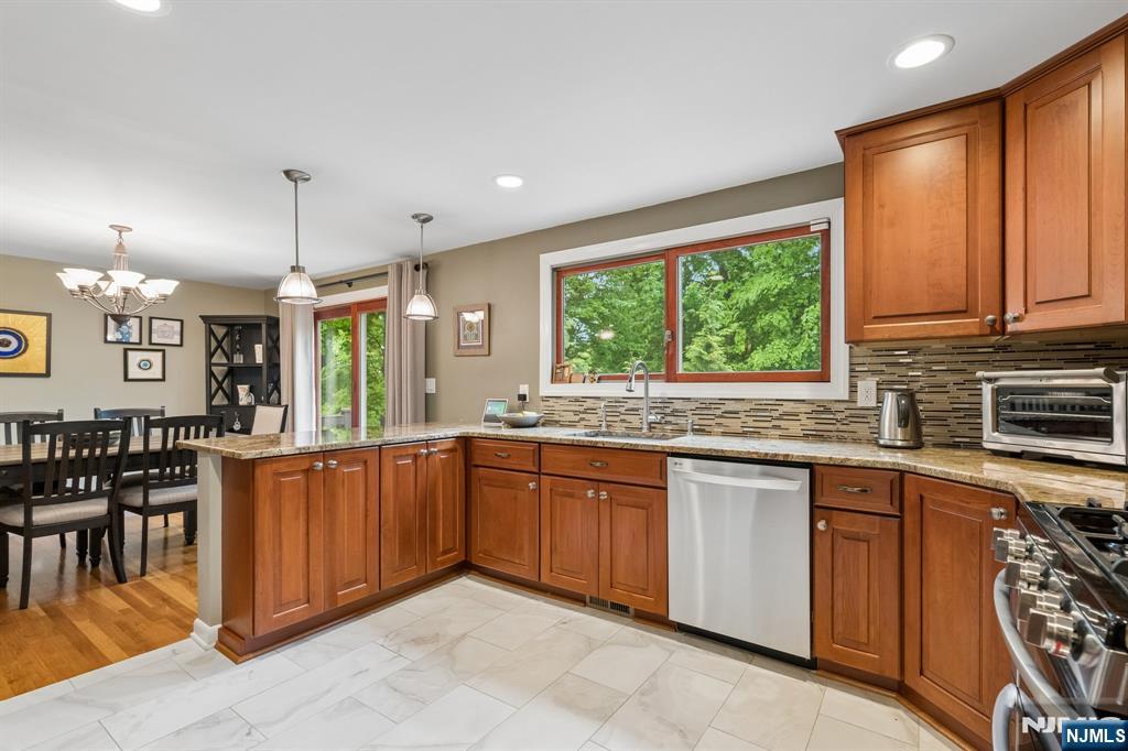 60 Edgemere Road Livingston, NJ 07039 - Photo 12 of 46