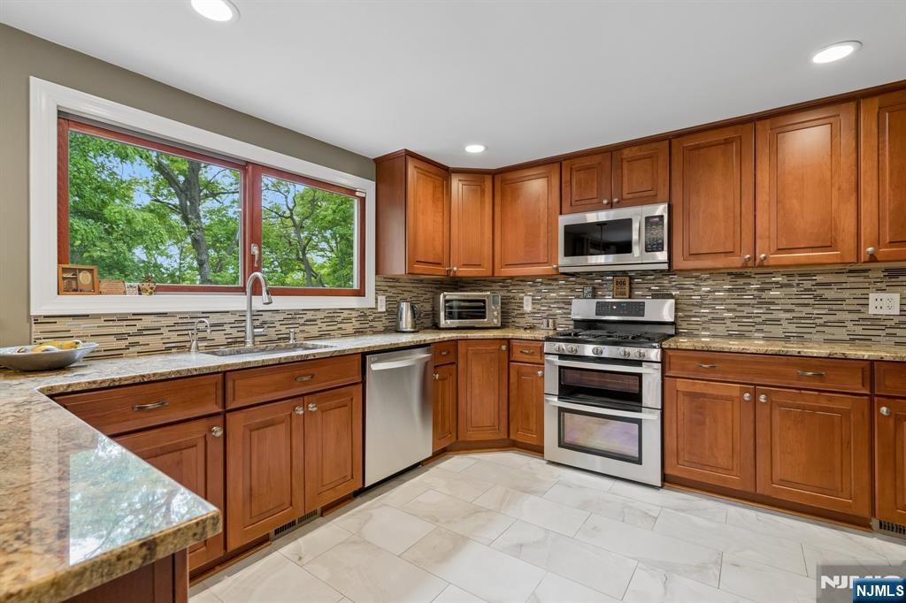 60 Edgemere Road Livingston, NJ 07039 - Photo 13 of 46