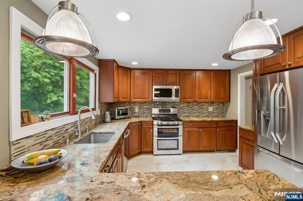 60 Edgemere Road Livingston, NJ 07039 - Photo 14 of 46
