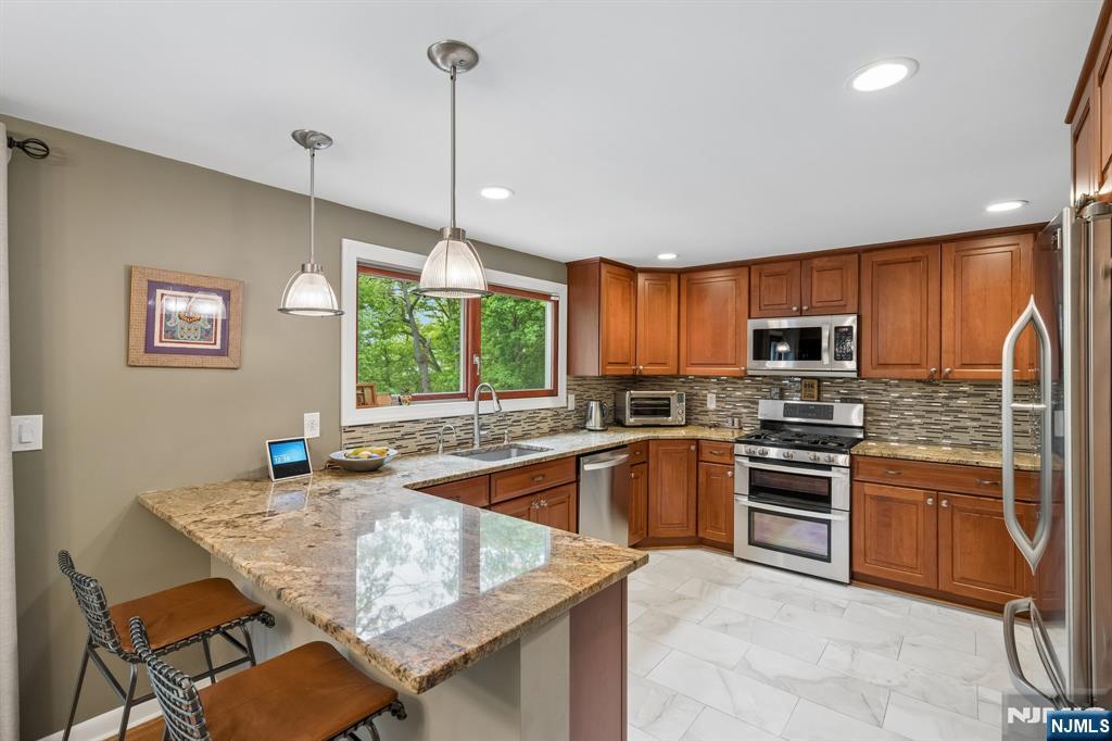 60 Edgemere Road Livingston, NJ 07039 - Photo 15 of 46