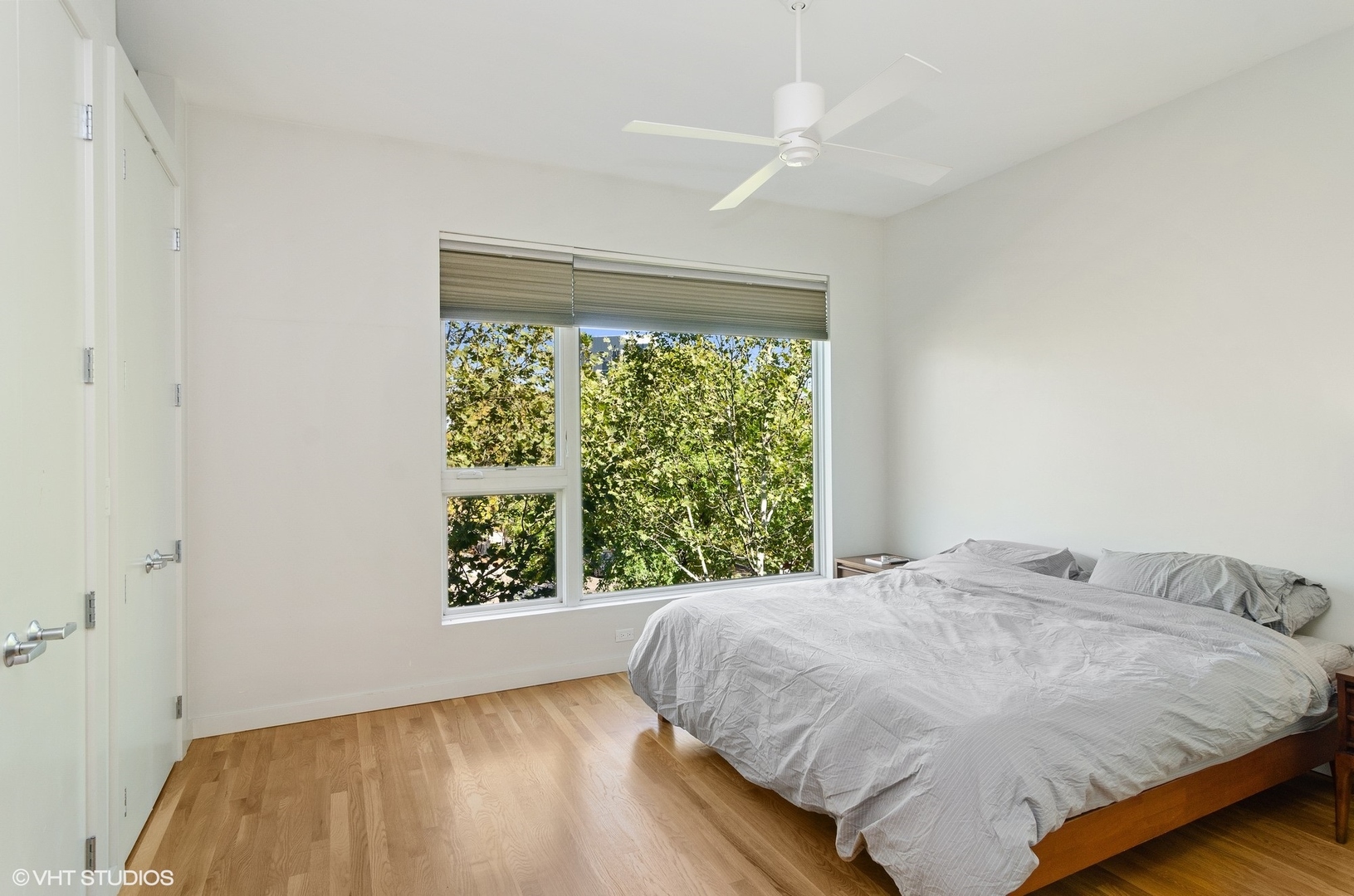 2811 West Shakespeare Avenue Chicago, IL 60647 - Photo 10 of 20 a bed sitting in a bedroom next to a window