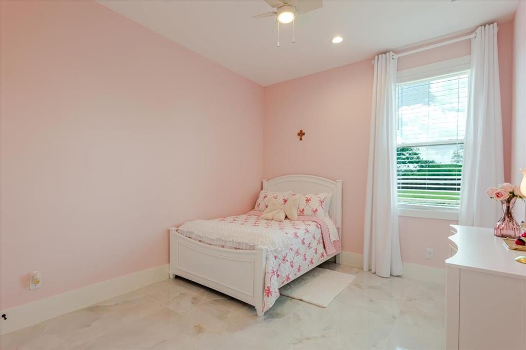 7381 Mesquite Ridge Sanger, TX 76266 - Photo 25 of 40 a room with a bed and a window