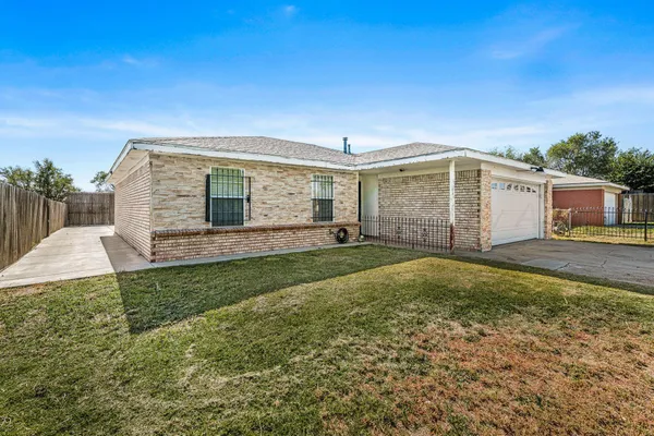 a view of a house with backyard and garden