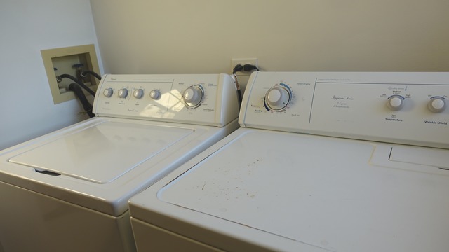 913 Ridgefield Lane Wheeling, IL 60090 - Photo 22 of 23 a utility room with dryer and washer