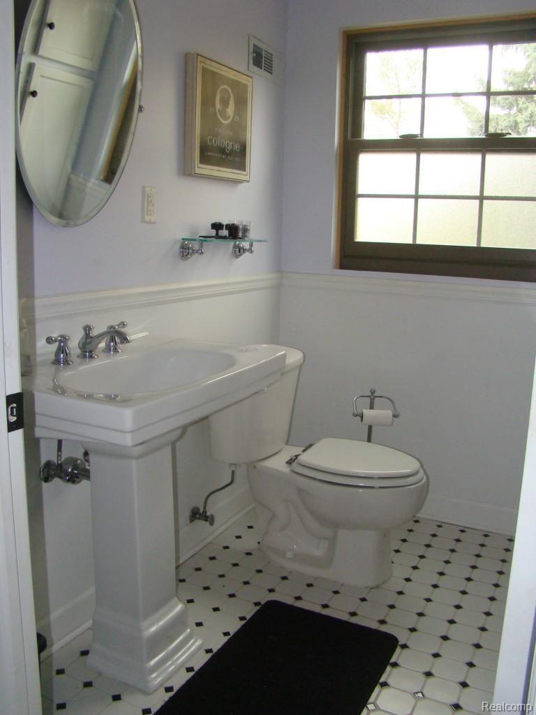 853 Barrington Road Grosse Pointe, MI 48230 - Photo 15 of 18 DSC01285.jpg