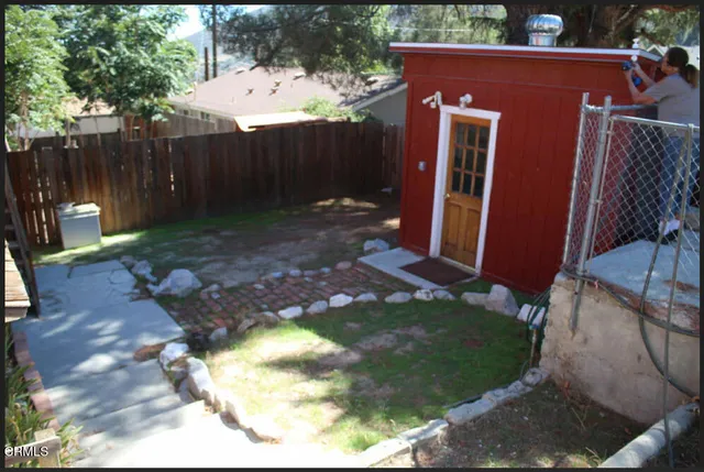 a view of a backyard