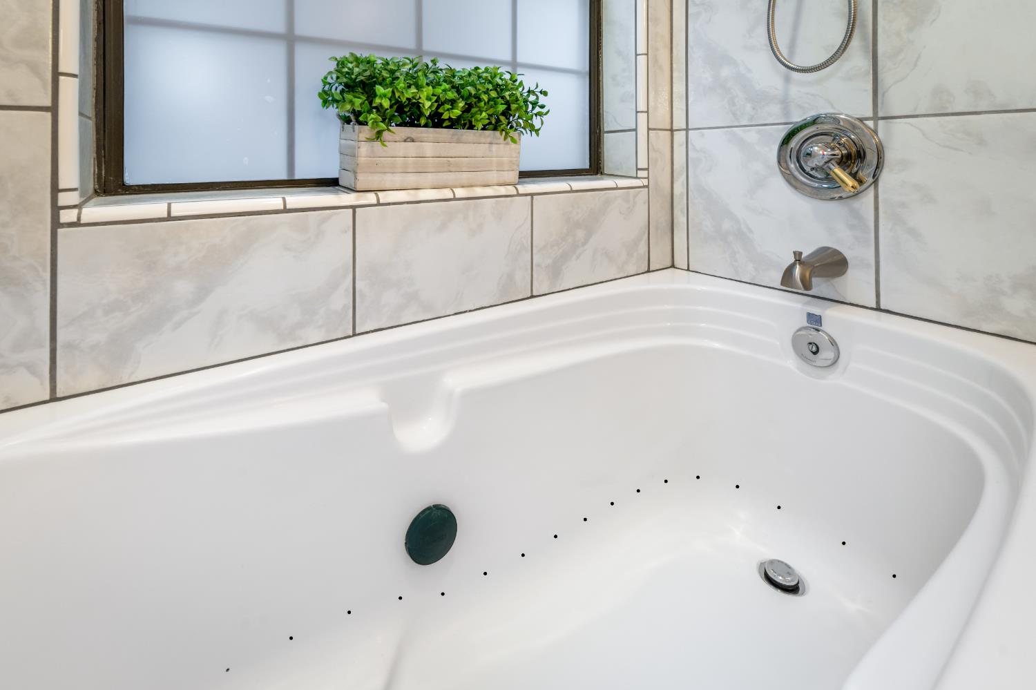 13008 Summit Ridge Drive Nevada City, CA 95959 - Photo 30 of 65 a bathroom with a bathtub