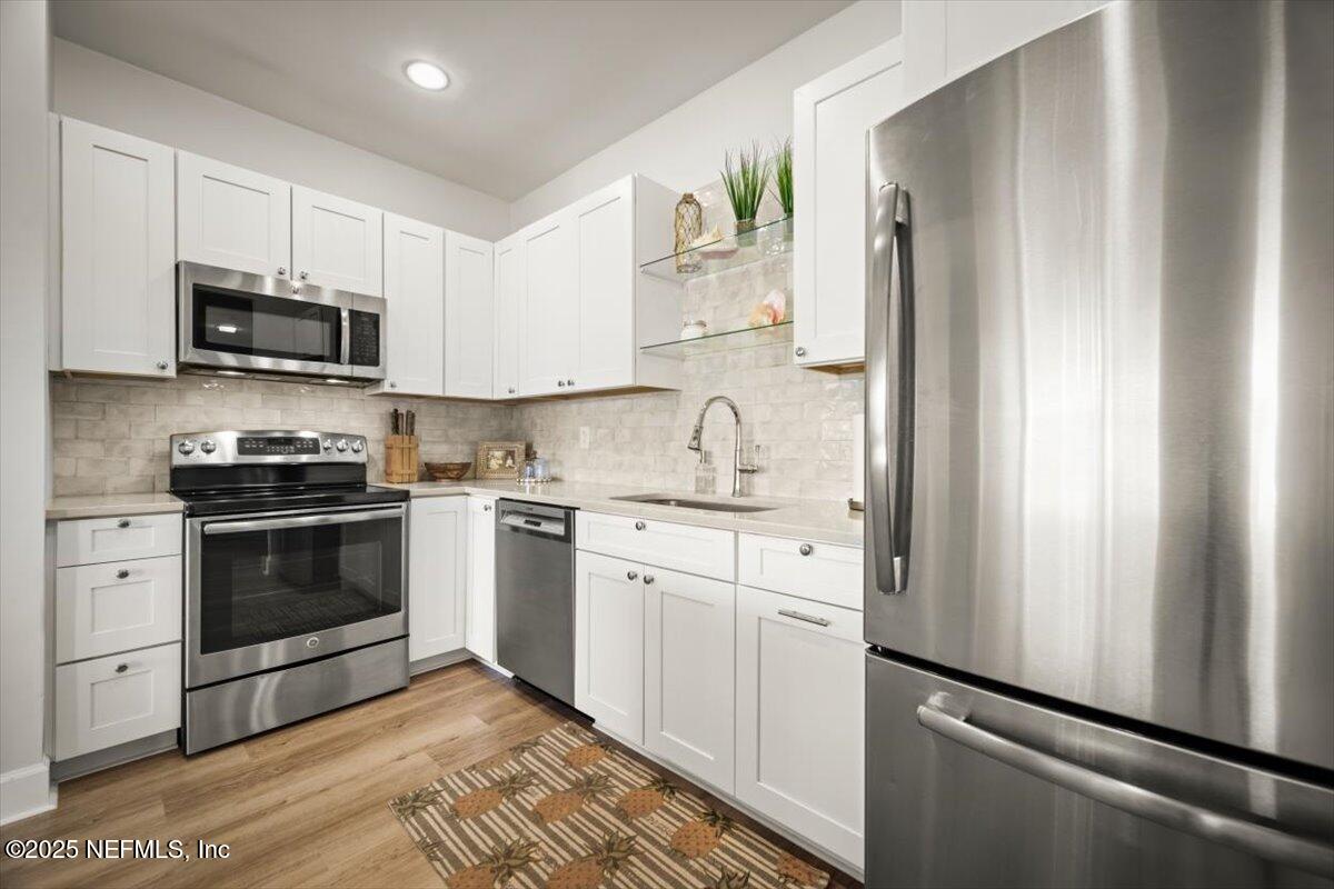25 Tifton Way South Ponte Vedra Beach, FL 32082 - Photo 20 of 59 a kitchen with granite countertop a refrigerator stove and microwave