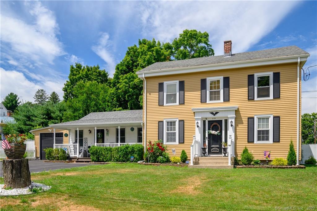 Welcome to this impeccably 3 Bedr. Colonial Home